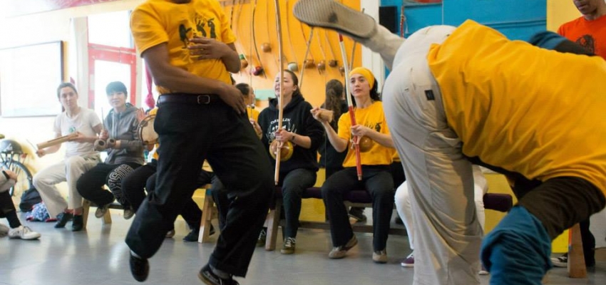 Silvio jumps dodging a capoeira kick 