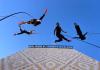 BANDALOOP dancing off side of building 